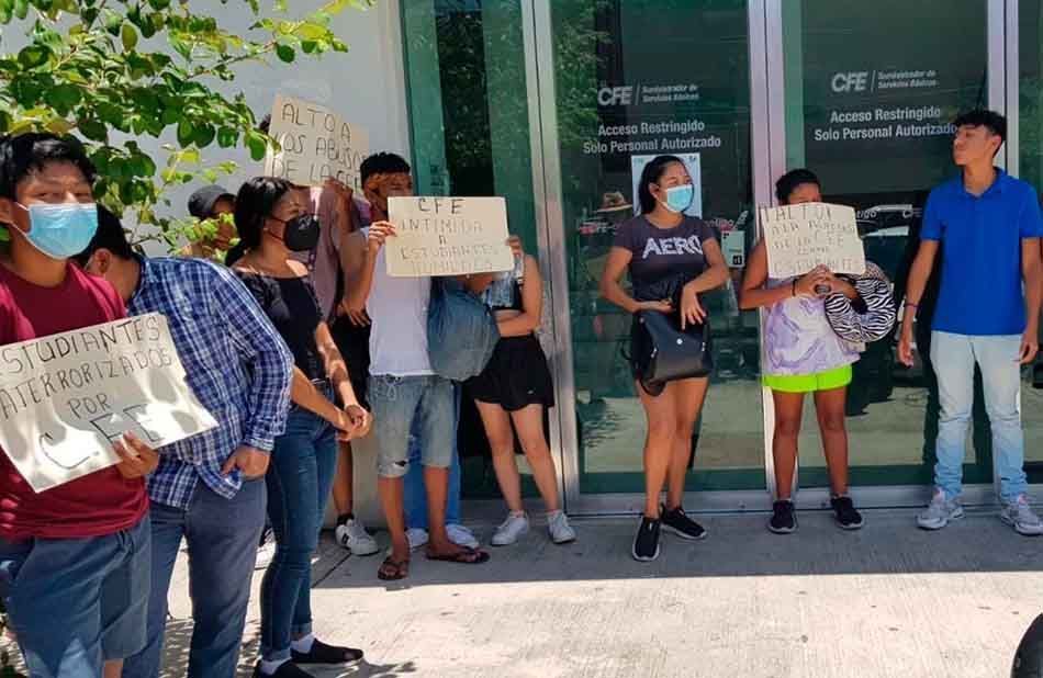 Plantón de estudiantes ante la CFE por dejar un albergue sin energía electrica