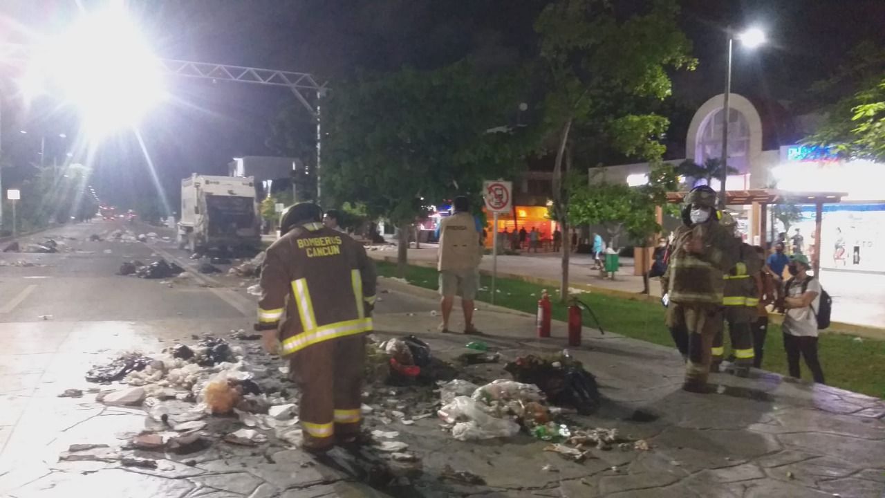 Zafarrancho frente al Palacio Municipal de Cancún, se lanzan gases lacrimógenos