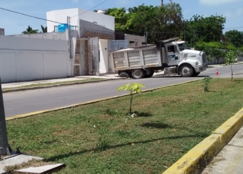 Se hunde volquete en Calderitas