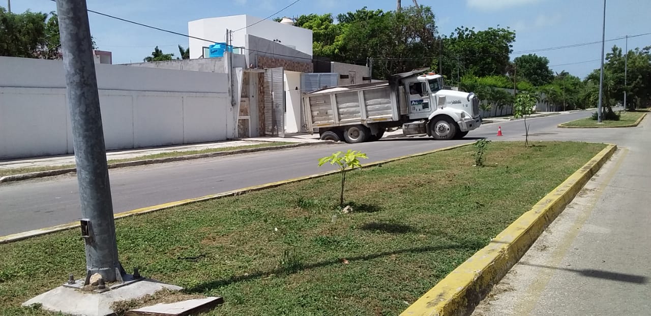 Se hunde volquete en Calderitas