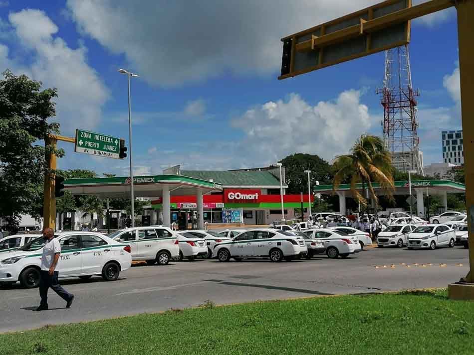 Taxistas de Cancún toman el control de la ciudad, bloquean acceso a la zona hotelera