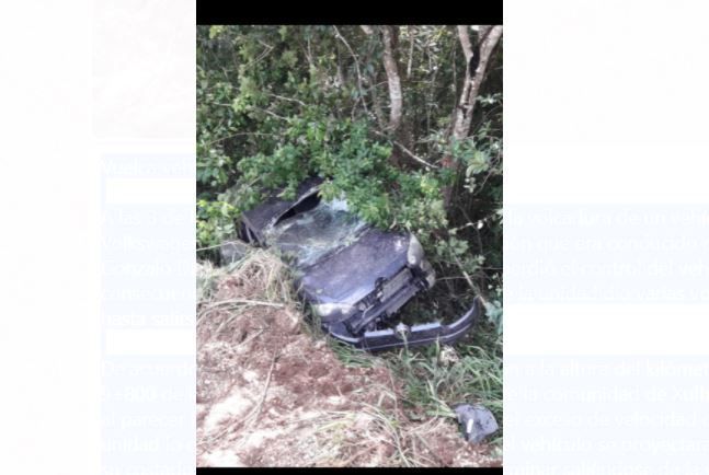 Vuelca vehículo sobre la carretera a Bacalar