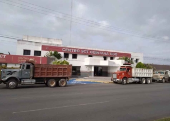Volqueteros del sur de Quintana Roo se manifiestan afuera de oficinas de SCT en Chetumal