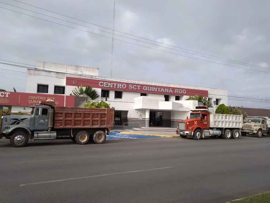 Volqueteros del sur de Quintana Roo se manifiestan afuera de oficinas de SCT en Chetumal