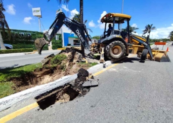 Aguakan atiende ruptura de tubería en la zona hotelera de Cancún