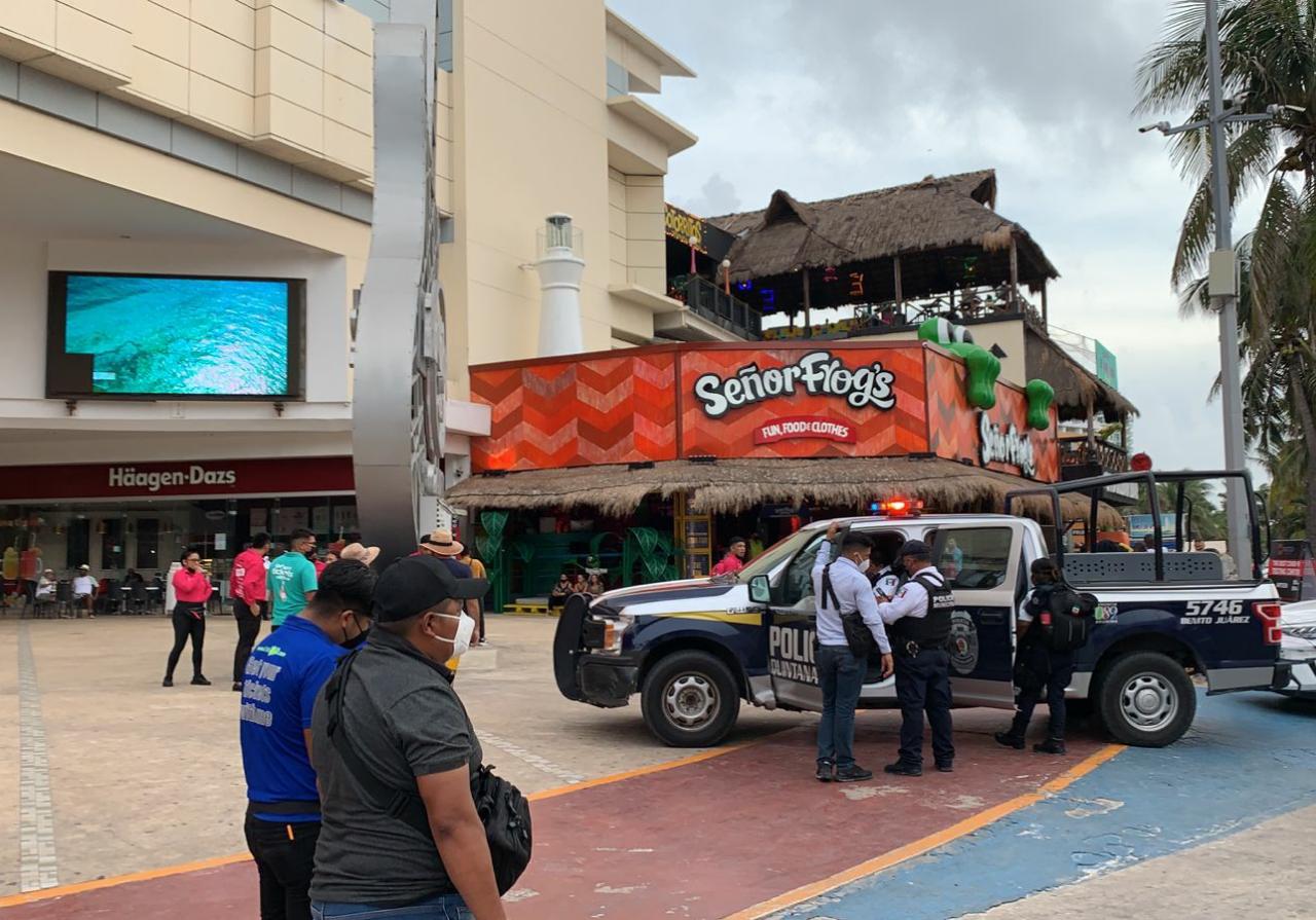 Arrestan a policía que se le escapó un tiro y lesionó a empleado de discoteca en Cancún