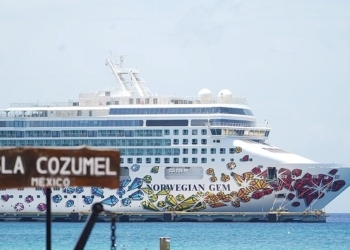 Arribo del crucero Norwegian Gem reactiva muelle de Punta Langosta, único que permanecía inactivo en Cozumel tras COVID-19