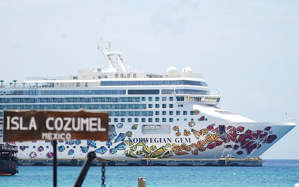 Arribo del crucero Norwegian Gem reactiva muelle de Punta Langosta, único que permanecía inactivo en Cozumel tras COVID-19