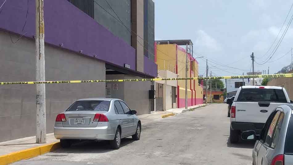 Asesinan en hotel de paso en Cancún a joven que vestía prendas femeninas