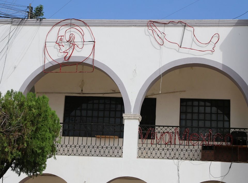 Carencia de presupuesto obligará a Ayuntamiento de José María Morelos a reciclar adornos patrios
