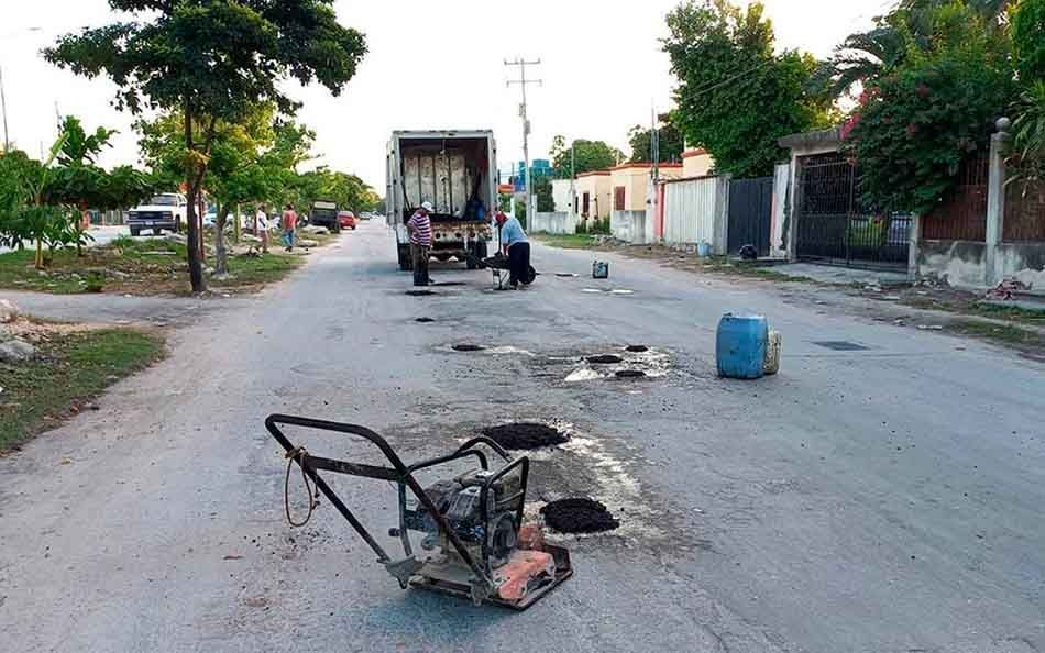 Bacheo y limpieza de playas, labores permanentes en el Ayuntamiento de Puerto Morelos