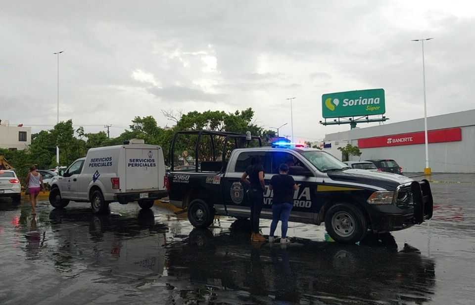 Balean a sujeto en estacionamiento de plaza comercial en Cancún