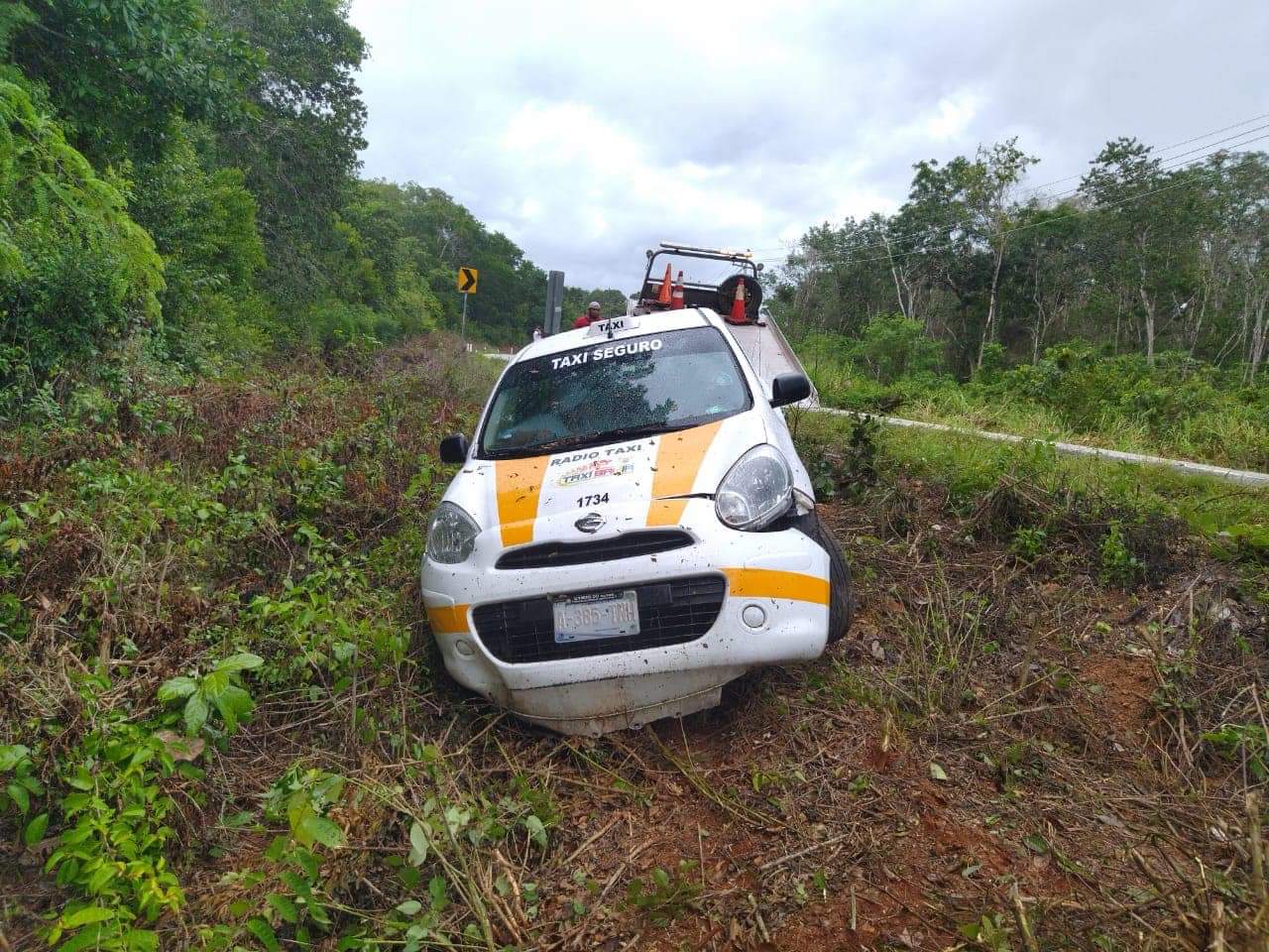 Dos autos se salen de la carretera casi de manera simultánea, una cerca de otra, en la vía Felipe Carrillo Puerto-Muna