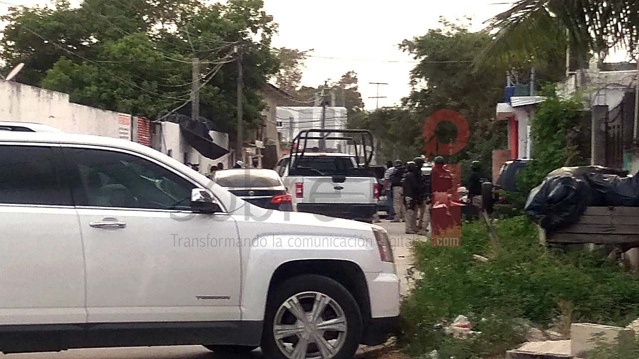 Enfrentamiento entre ministeriales y delincuentes en Cancún, reportan dos muertos