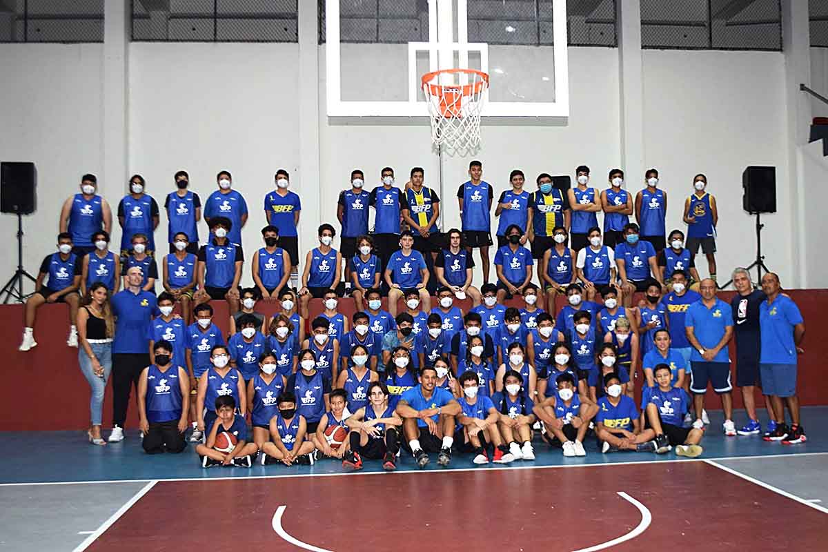 Juan Toscano, jugador de la NBA imparte clínica a niños y jóvenes basquetbolistas de Playa del Carmen