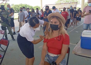 Aceptan en Lázaro Cárdenas vacunar contra COVID-19 a turistas extranjeros procedentes de Holbox