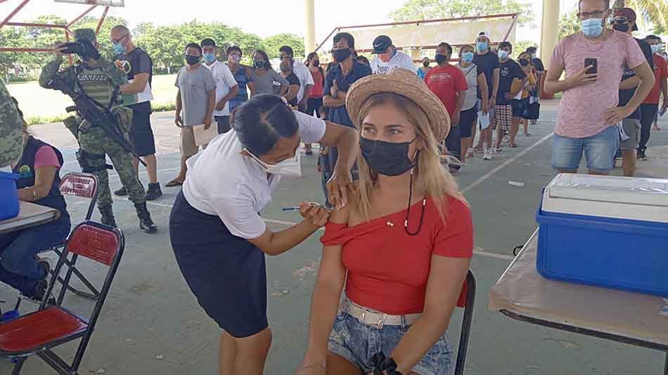 Aceptan en Lázaro Cárdenas vacunar contra COVID-19 a turistas extranjeros procedentes de Holbox