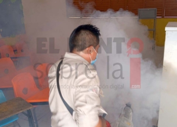 Ayuntamiento de Lázaro Cárdenas inicia fumigación de escuelas previo a regreso a clases para evitar enfermedades por vector