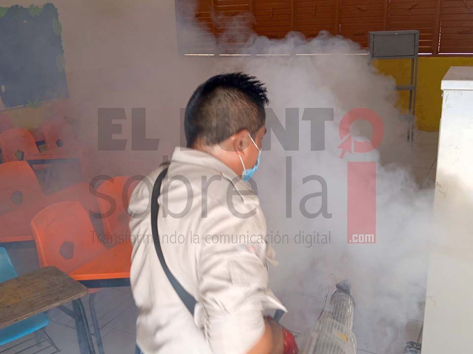 Ayuntamiento de Lázaro Cárdenas inicia fumigación de escuelas previo a regreso a clases para evitar enfermedades por vector