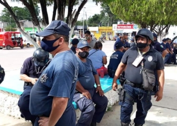 Se manifiestan policías en José María Morelos