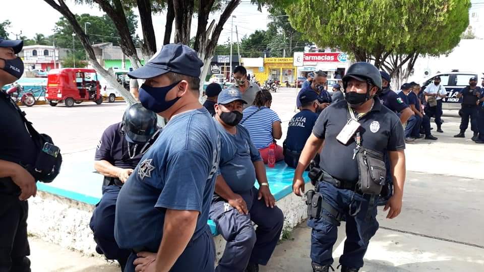 Se manifiestan policías en José María Morelos
