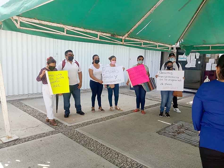 Maestros chetumaleños se movilizan para pedir más plazas y transparencia en su asignación