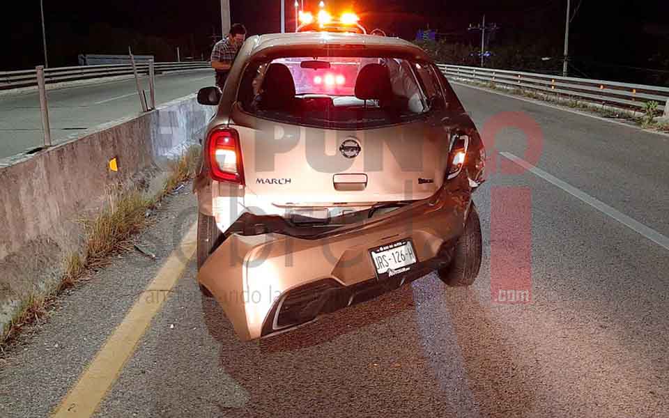 Motociclista muere al estrellarse con un automóvil sobre el puente vehicular de Puerto Aventuras