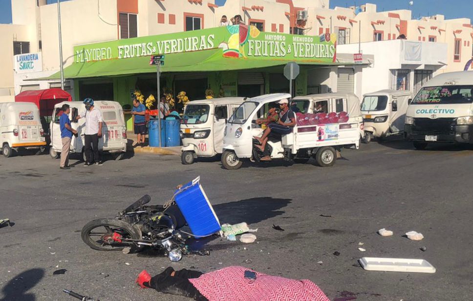 Muere repartidor de tortillas en accidente de tránsito en Playa del Carmen, chocó contra una grúa