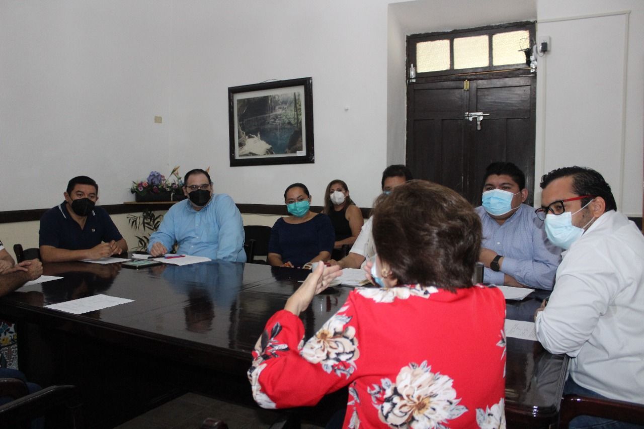 Primer encuentro oficial en Palacio Municipal, entre el presidente municipal, Enrique Ayora Sosa, y el alcalde electo, Alfredo Fernández Arceo