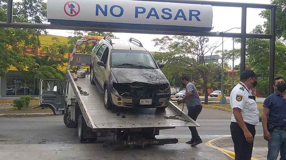 Se incendia vehículo de conductora cuando ingresaba a plaza comercial de Cancún