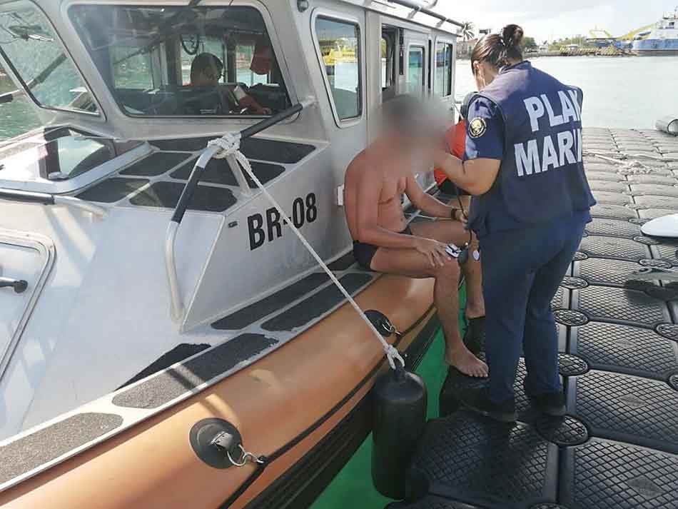 SEMAR rescata a brasileño a la deriva en tabla de surf en inmediaciones de Isla Mujeres