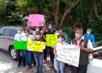 Empleados estatales encaran en Chetumal a Carlos Joaquín por adeudo de más de tres mdp y él los deja con la palabra en la boca