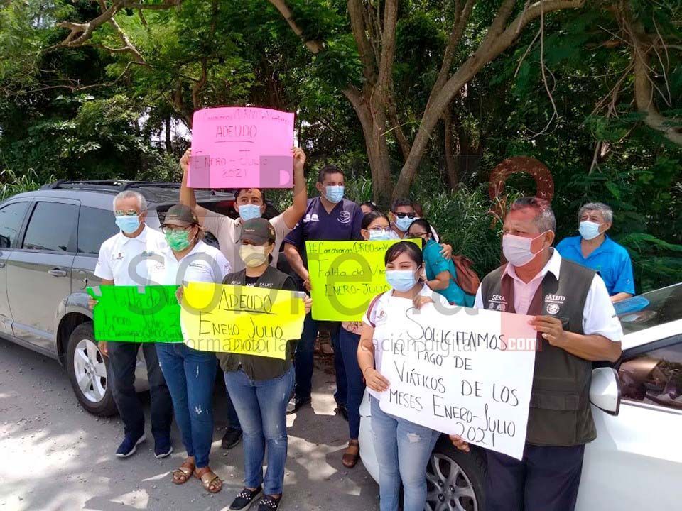 Empleados estatales encaran en Chetumal a Carlos Joaquín por adeudo de más de tres mdp y él los deja con la palabra en la boca