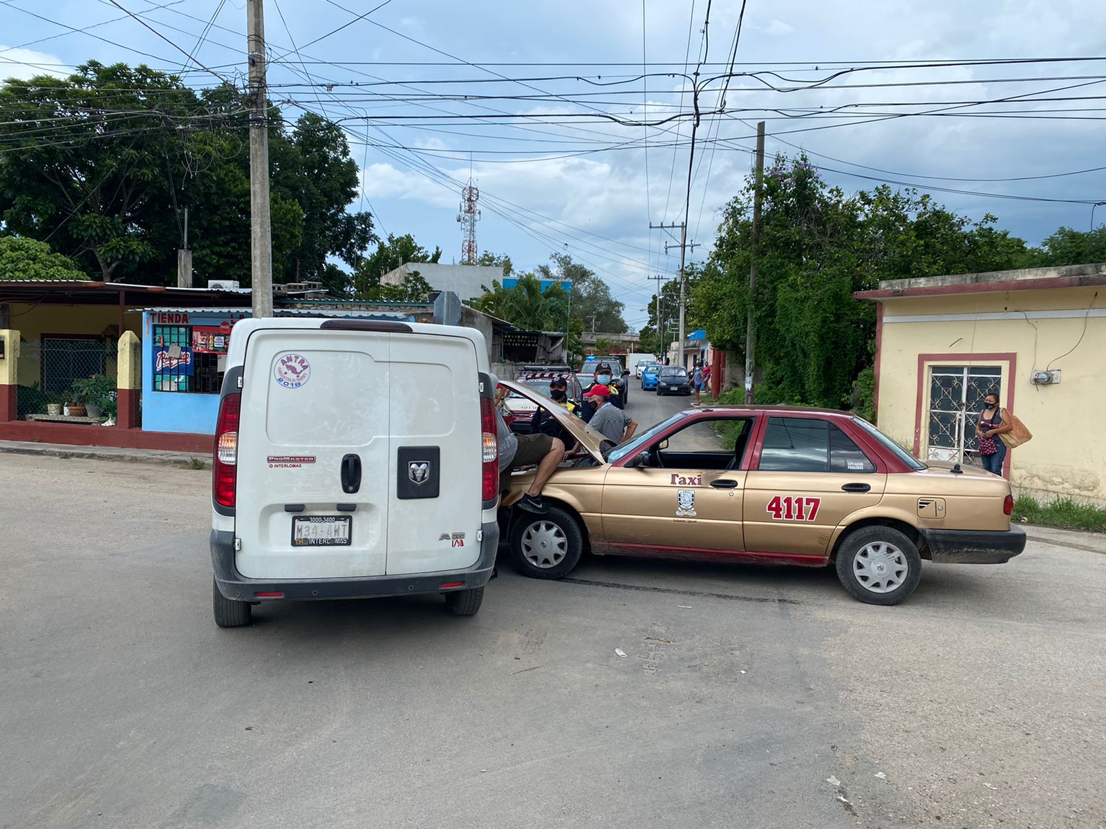 Se pasa el alto, choca y se lleva la peor parte