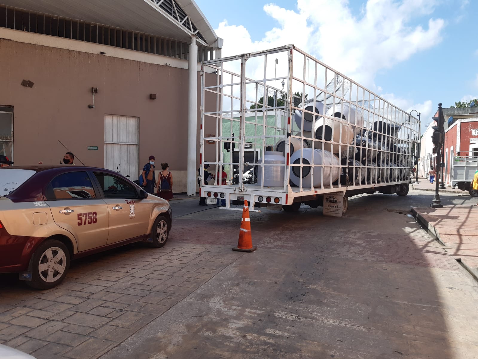 Le cuesta a chofer de camión maniobra no acertada, termina por abollar un taxi