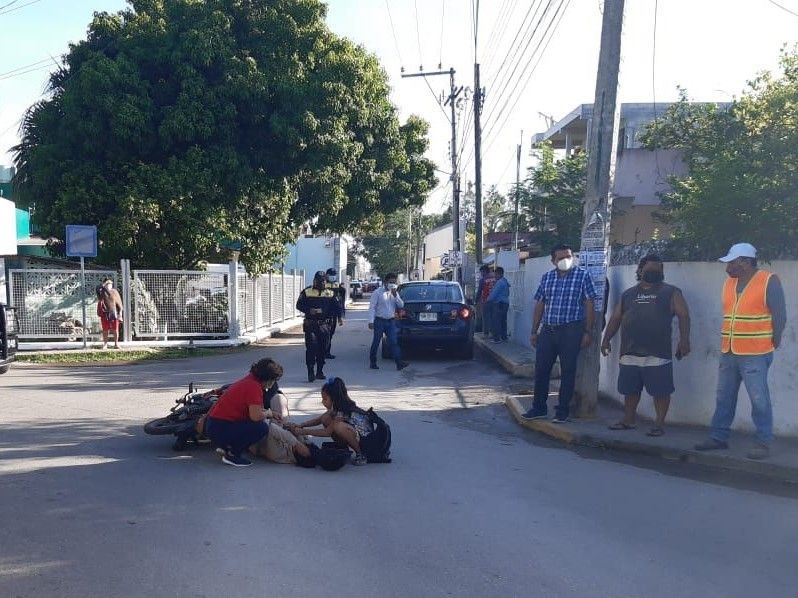 Impactan a motociclista por conductor que se pasó el alto