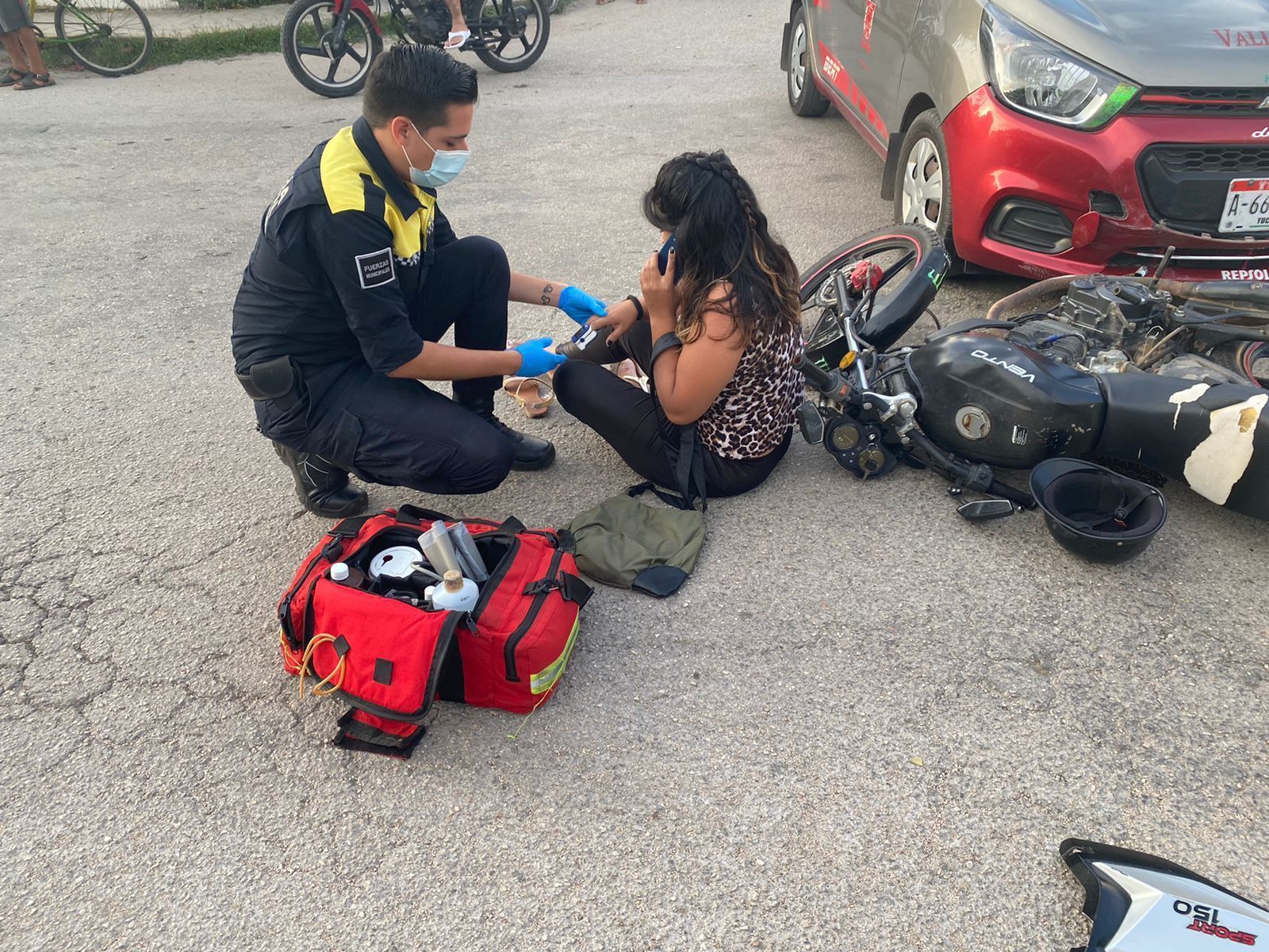 Taxista se pasa el alto y derriba a motociclista