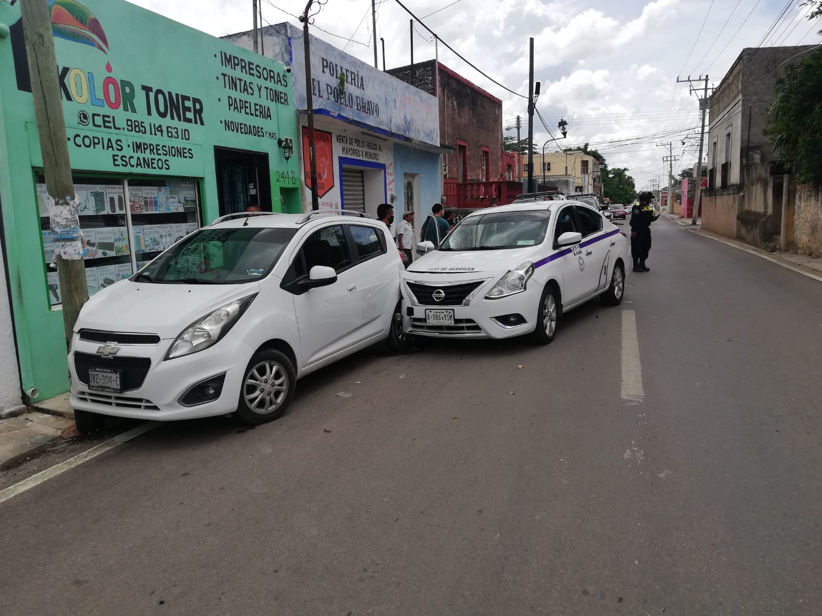 Taxista pierde el control del volante y ocasiona accidente