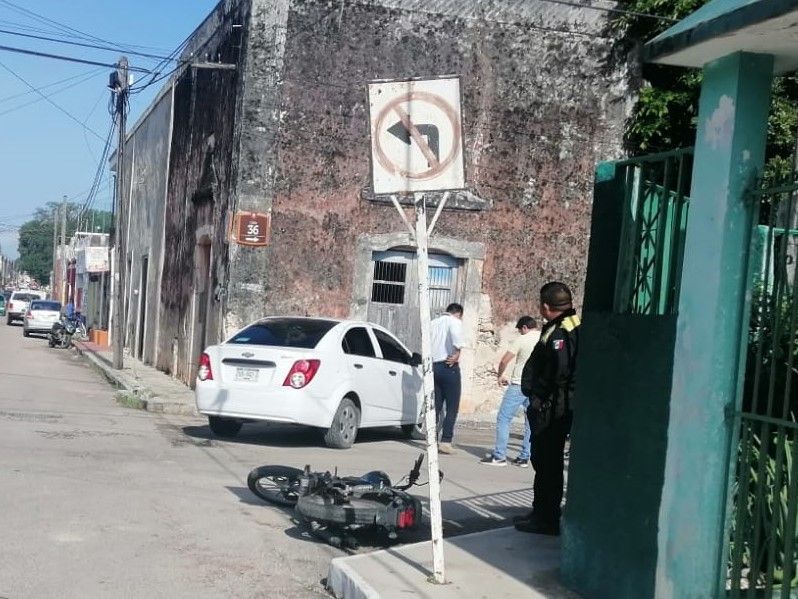 Motociclista se impacta en vehículo