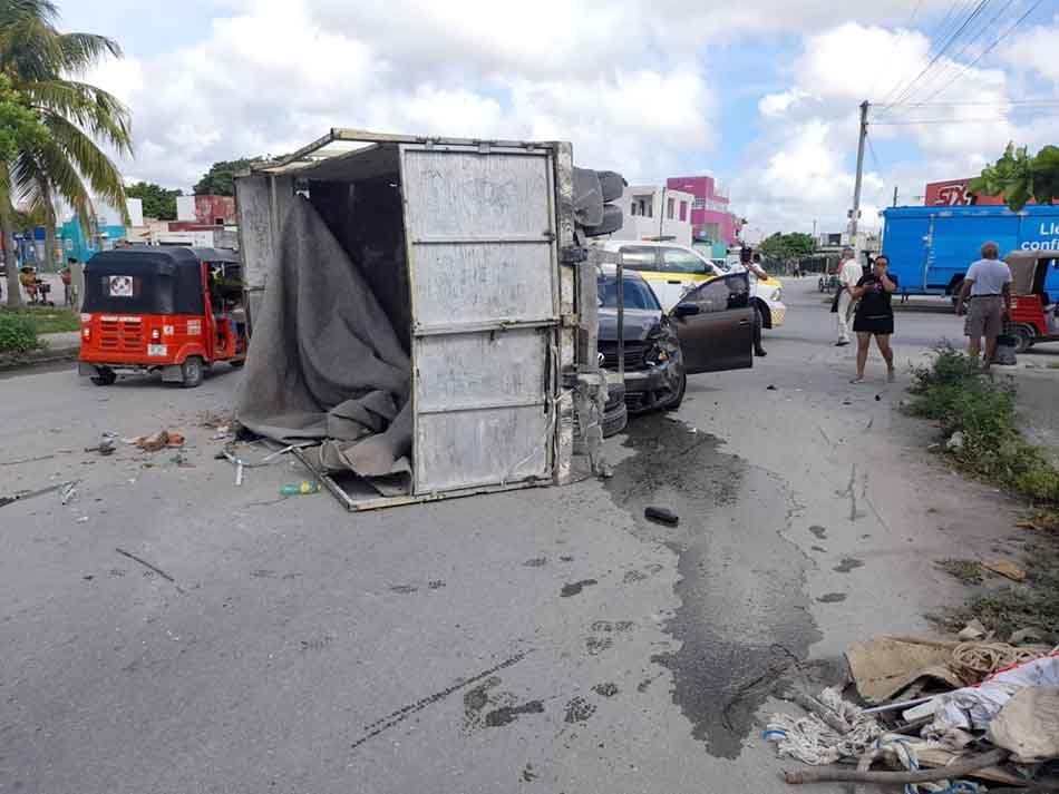 Aparatoso accidente de tránsito deja dos lesionados