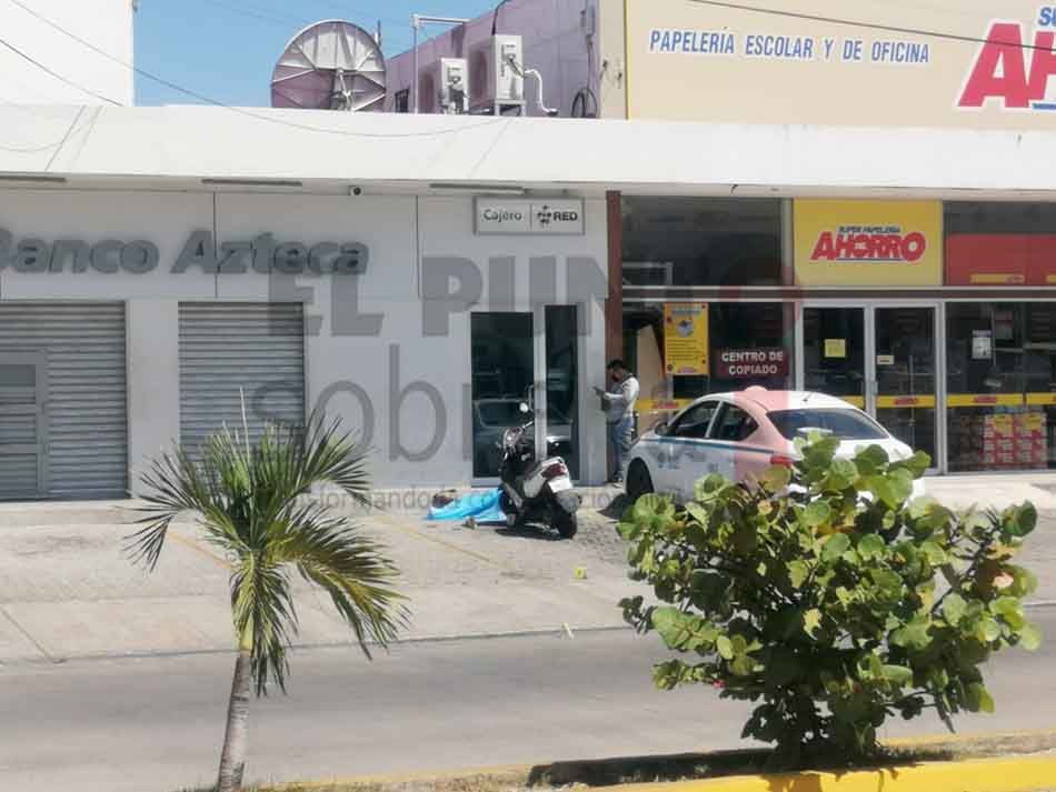 Frente a su familia, en zona comercial y a plena luz del día, asesinan a taxista de Playa del Carmen