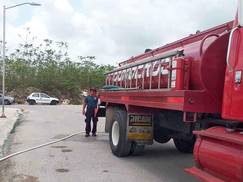 Bomberos de Cozumel apoyan a colonias con carencia de agua potable