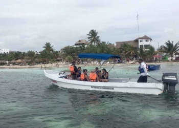 Prestadores de servicios turísticos de Mahahual reclaman espacios para laborar en el puerto