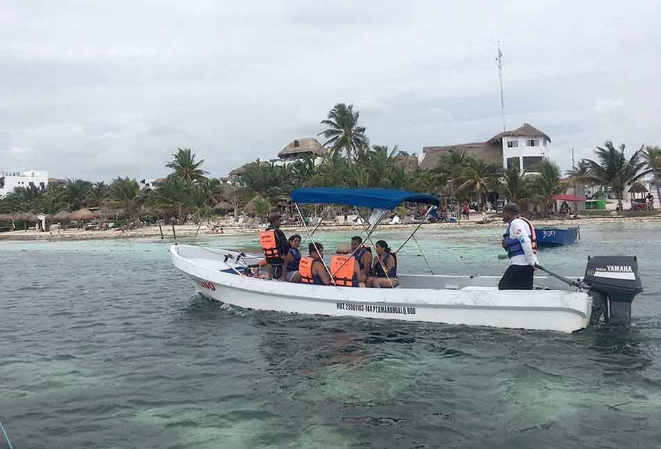 Prestadores de servicios turísticos de Mahahual reclaman espacios para laborar en el puerto
