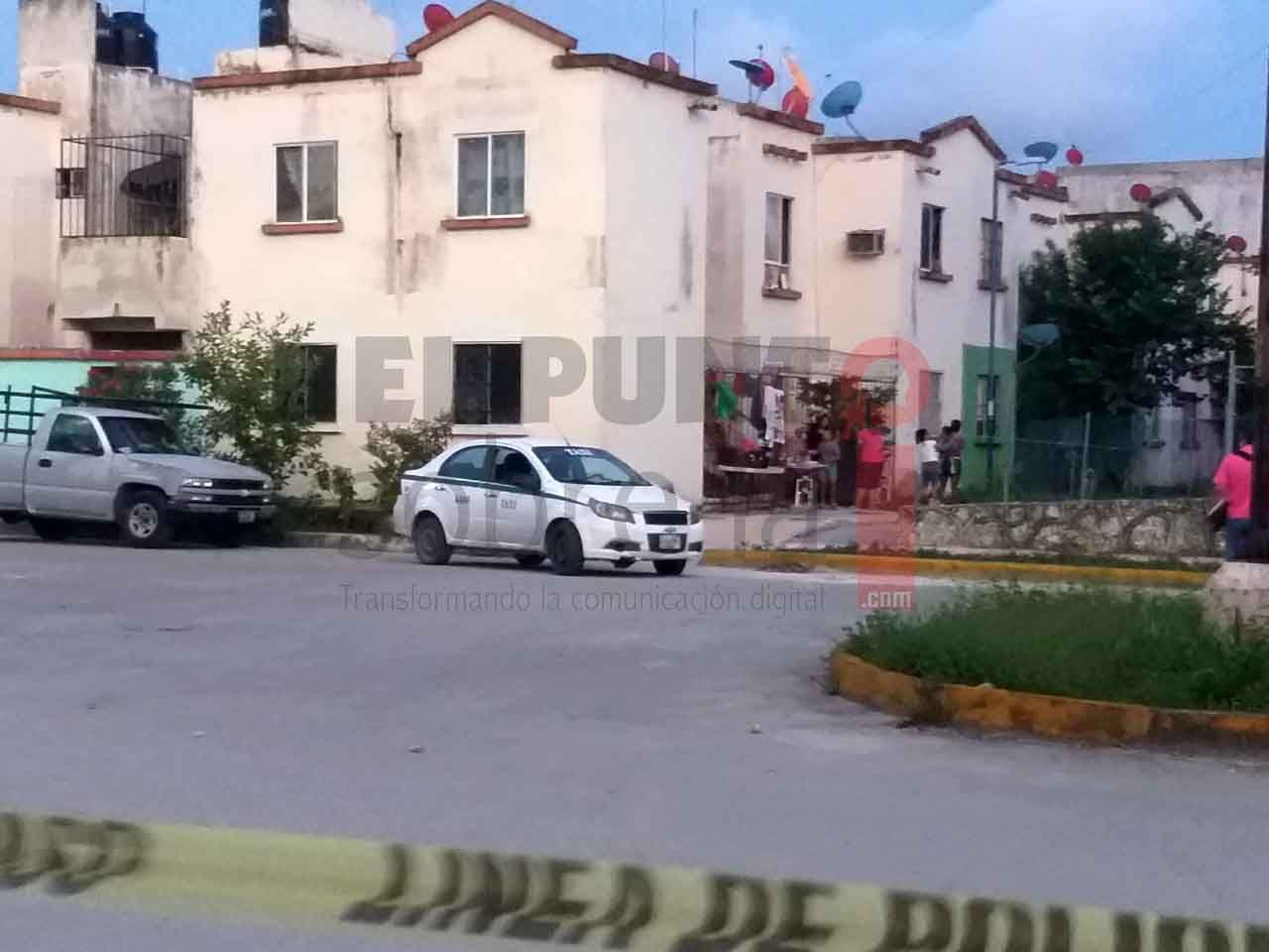Balean desde una moto a taxista de Cancún
