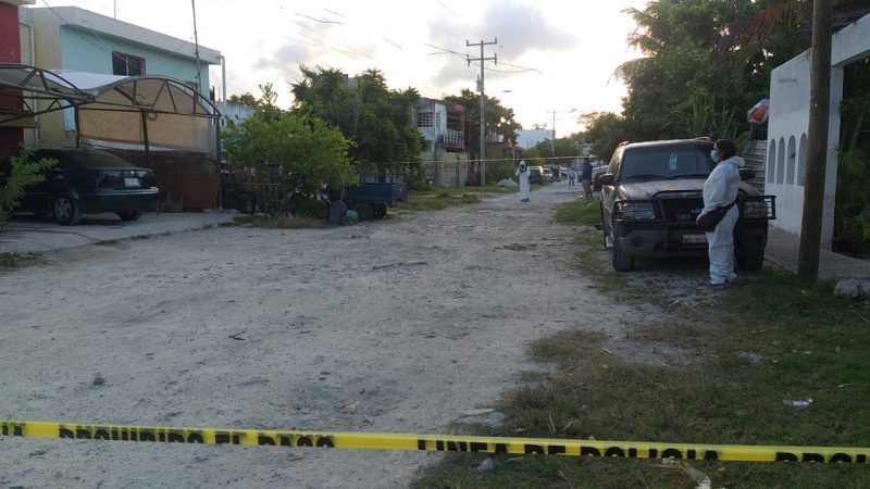 Balean en Cancún a menor de 11 años y adulto que estaban afuera de su casa