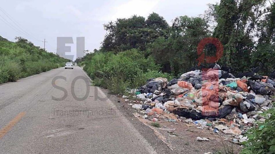 Basura que genera Felipe Carrillo Puerto, “invade” la carretera a Valladolid
