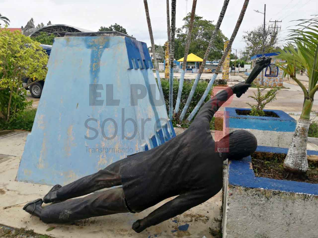 Conmoción en Carrillo Puerto por caída de estatua de Cecilio Chi