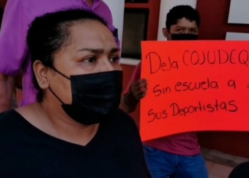 Padres de familia se movilizan en Chetumal en rechazo al cierre del Centro del Alto Rendimiento Deportivo