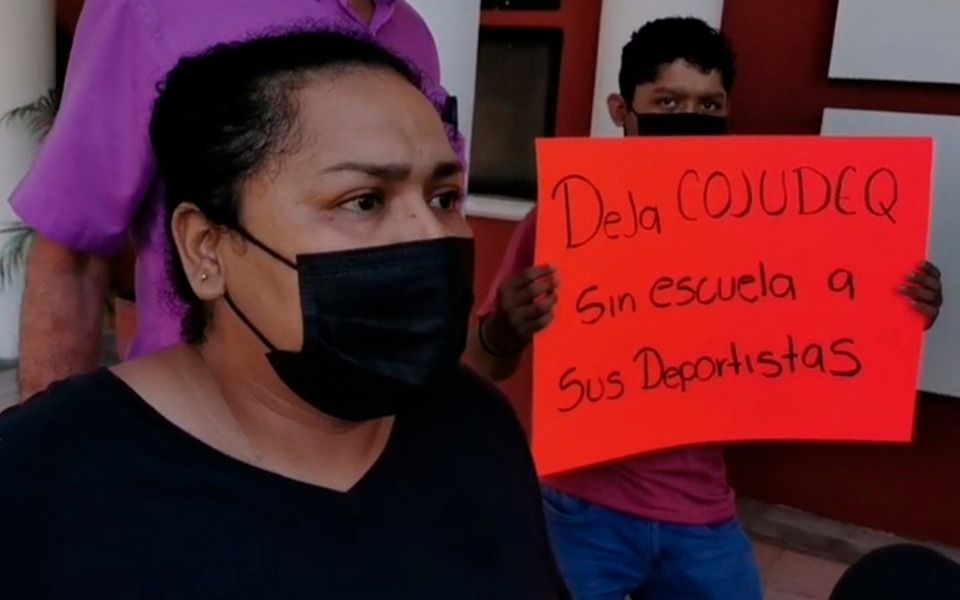 Padres de familia se movilizan en Chetumal en rechazo al cierre del Centro del Alto Rendimiento Deportivo